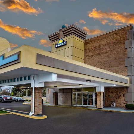 Days Inn By Wyndham Livonia Canton Detroit Екстериор снимка