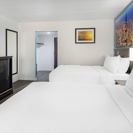 Days Inn By Wyndham Livonia Canton Detroit Стая снимка