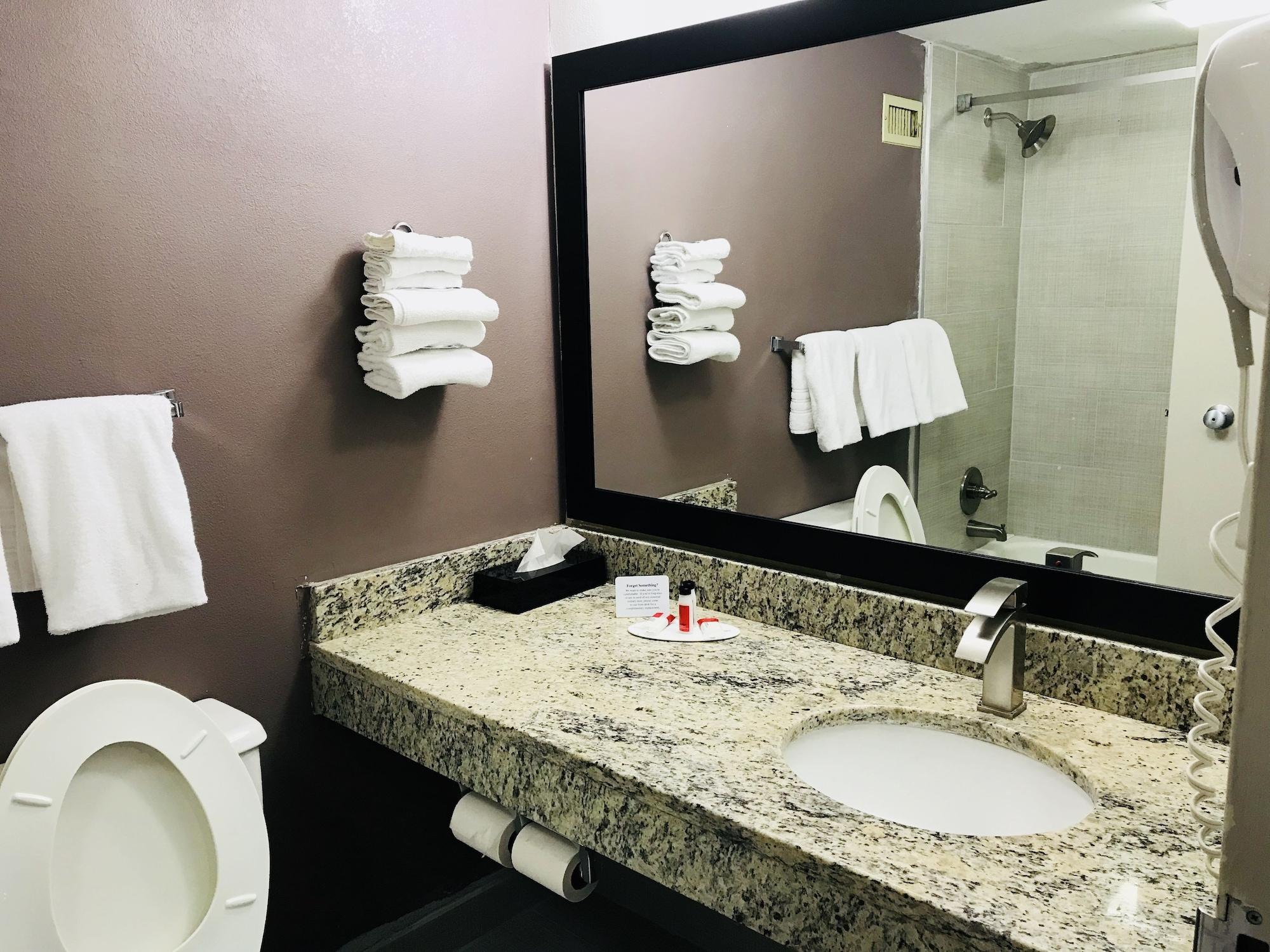 Days Inn By Wyndham Livonia Canton Detroit Екстериор снимка