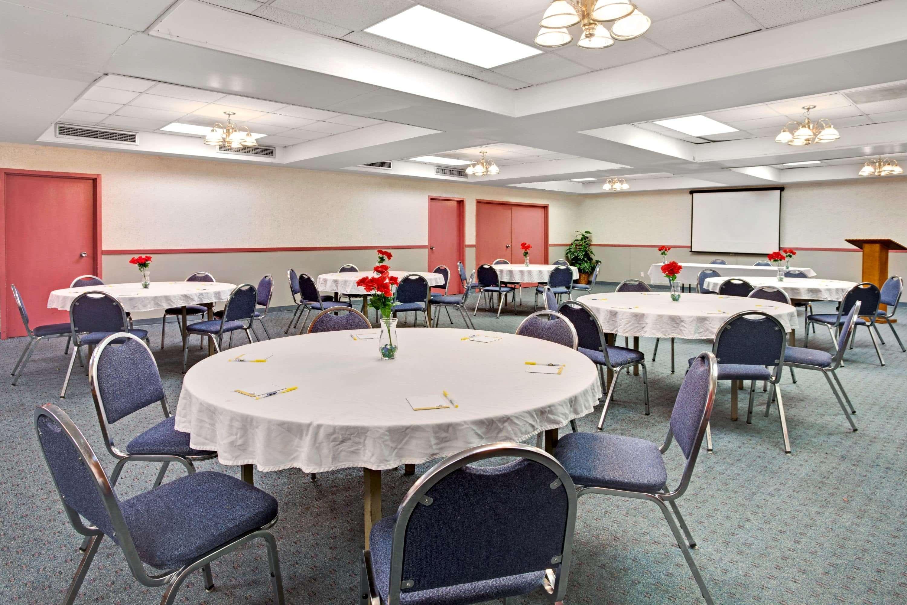 Days Inn By Wyndham Livonia Canton Detroit Екстериор снимка