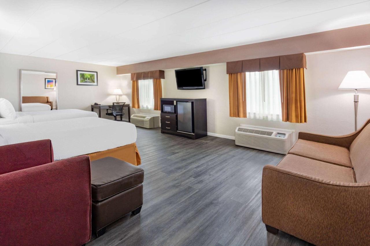 Days Inn By Wyndham Livonia Canton Detroit Екстериор снимка