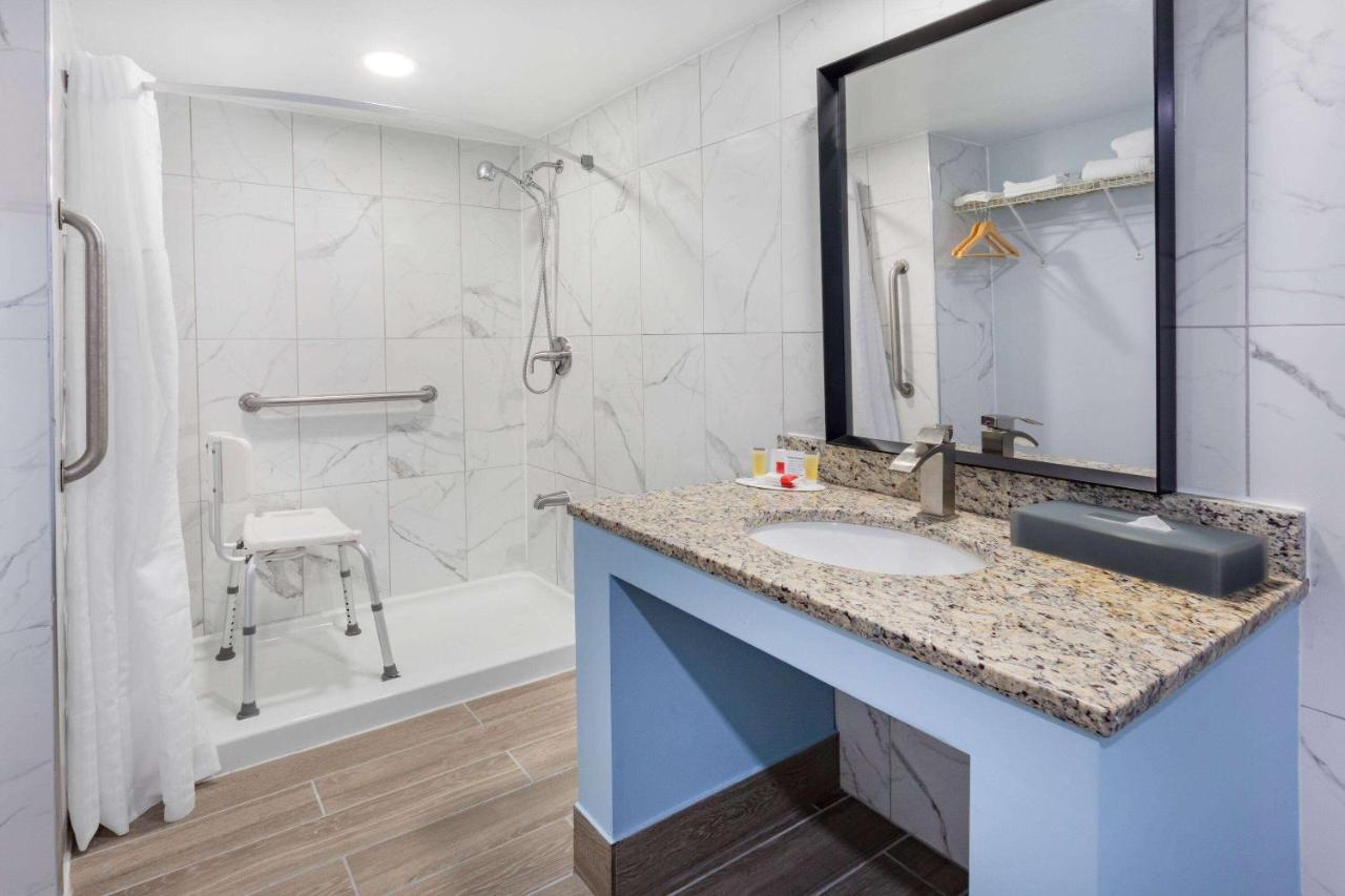 Days Inn By Wyndham Livonia Canton Detroit Екстериор снимка