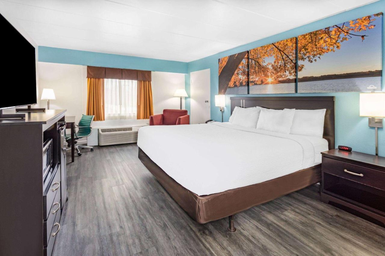 Days Inn By Wyndham Livonia Canton Detroit Екстериор снимка