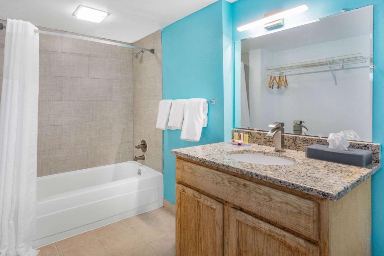 Days Inn By Wyndham Livonia Canton Detroit Екстериор снимка