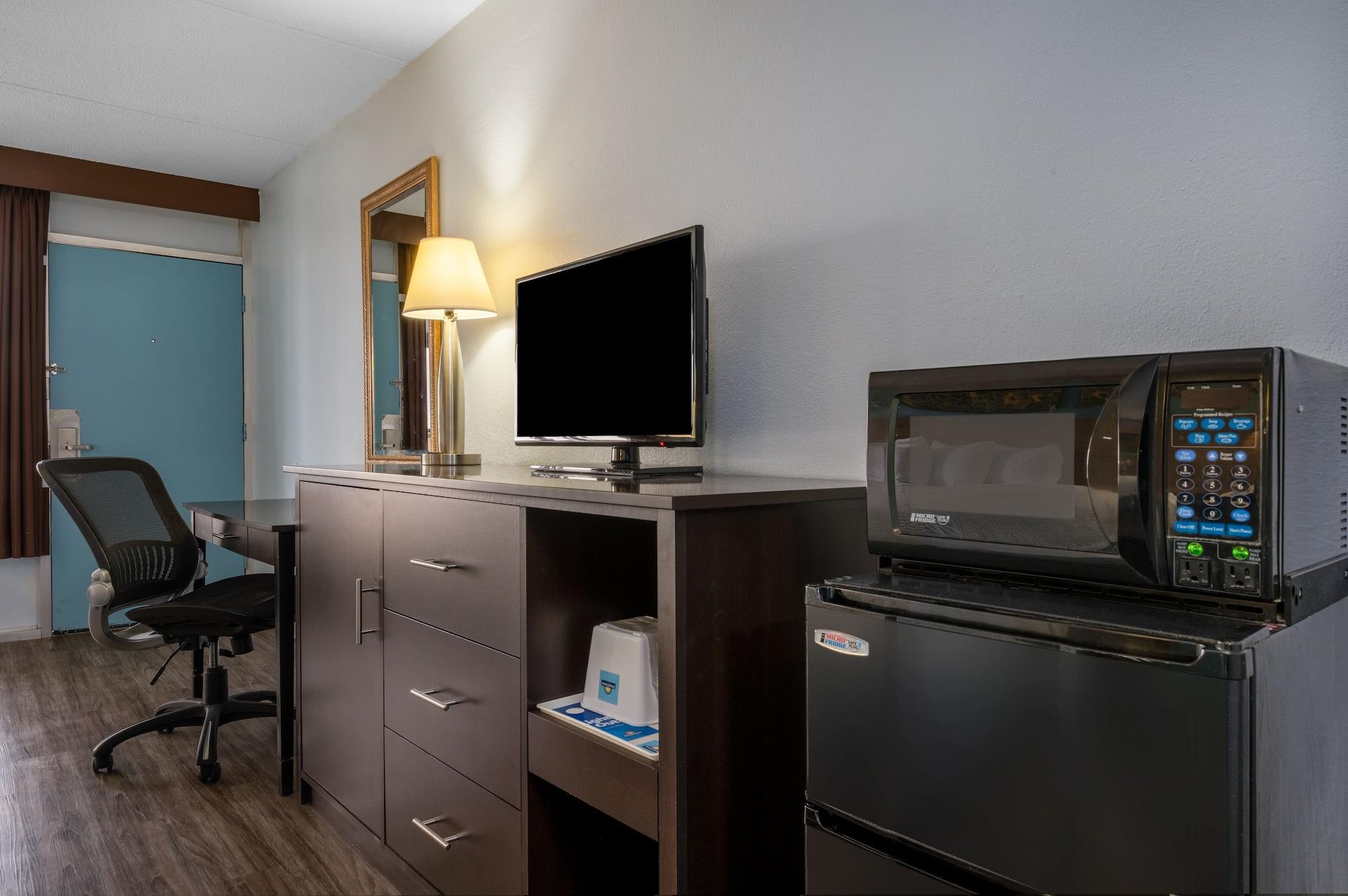 Days Inn By Wyndham Livonia Canton Detroit Екстериор снимка