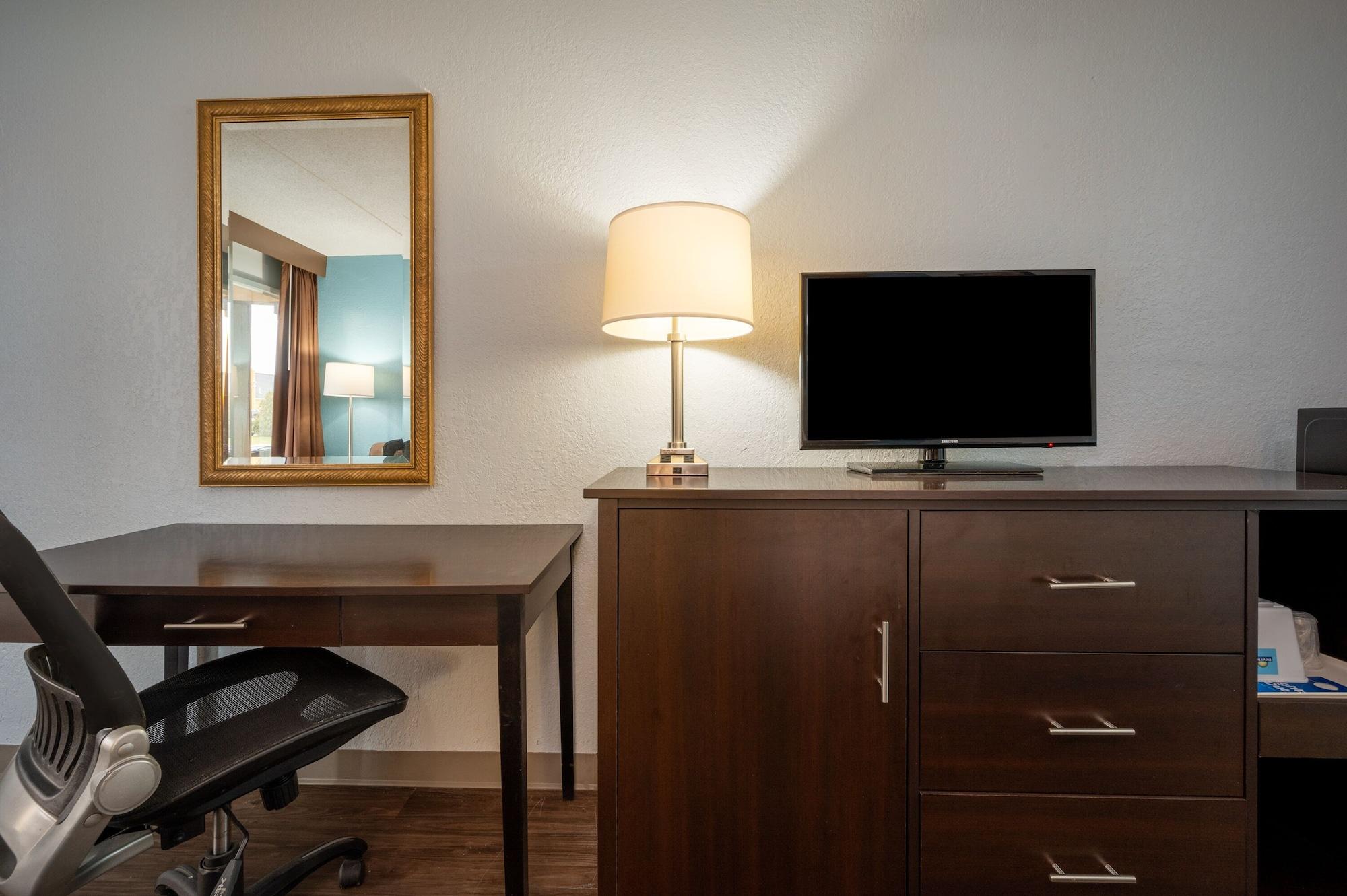 Days Inn By Wyndham Livonia Canton Detroit Екстериор снимка