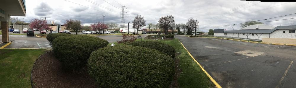 Days Inn By Wyndham Livonia Canton Detroit Екстериор снимка