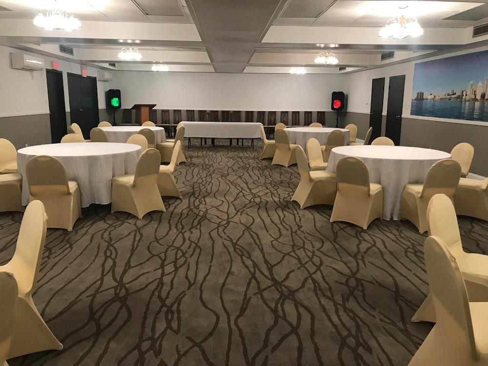 Days Inn By Wyndham Livonia Canton Detroit Екстериор снимка