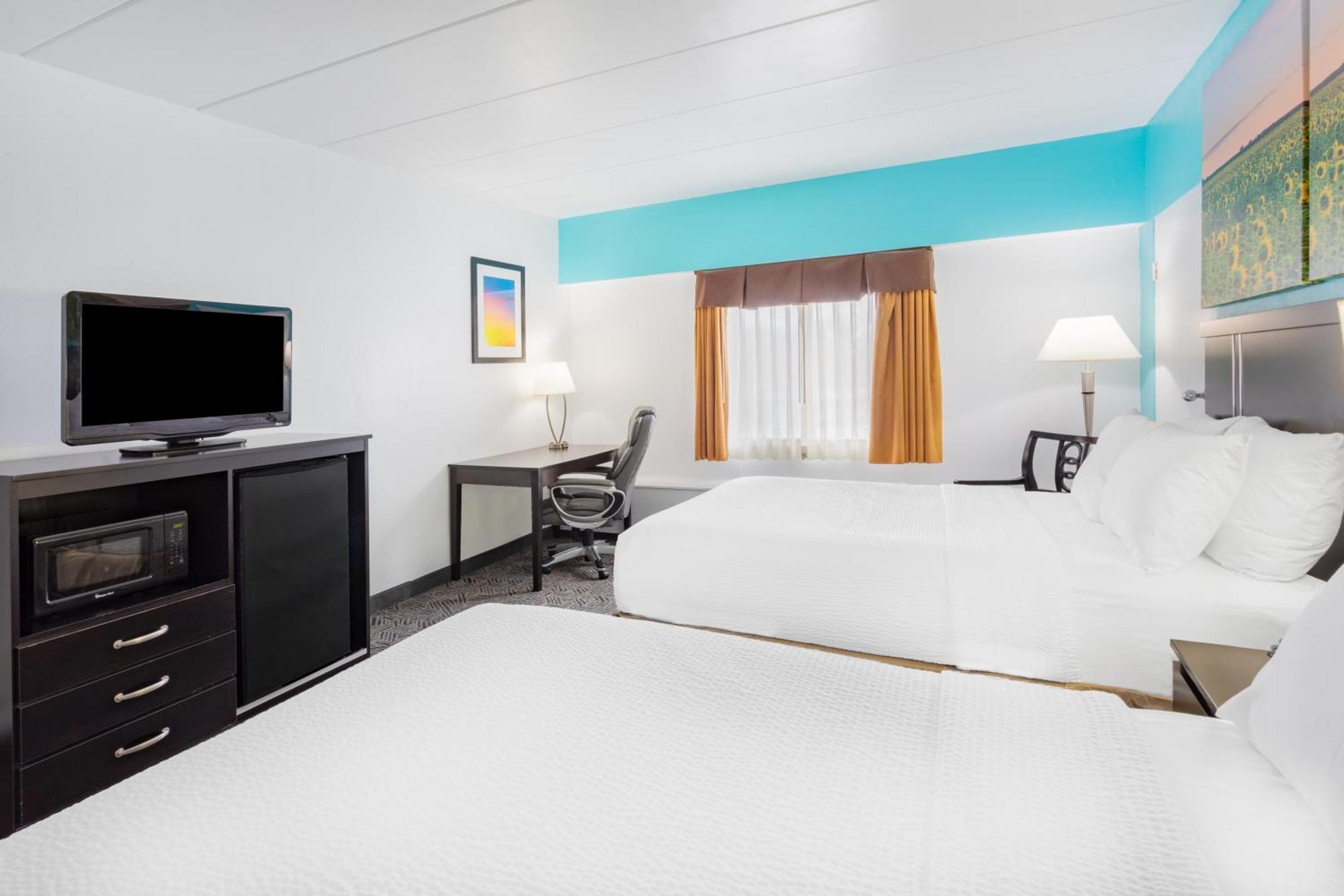 Days Inn By Wyndham Livonia Canton Detroit Стая снимка